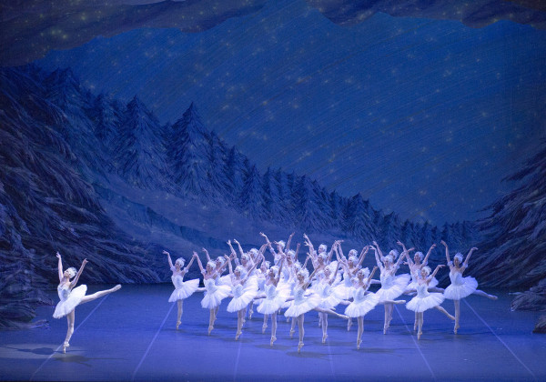 El Ballet Estable del Teatro Colón cierra su temporada con una de las obras maestras de Petipa-Ivanov-Tchaikovsky. Foto: Arnaldo Colombaroli. Gentileza TC.