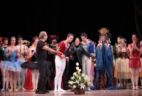 Alicia alonso rodeada por los bailarines del BNC al final del espectáculo reaalizado en su honor en el Teatro Nacional. Foto: Nancy Reyes.