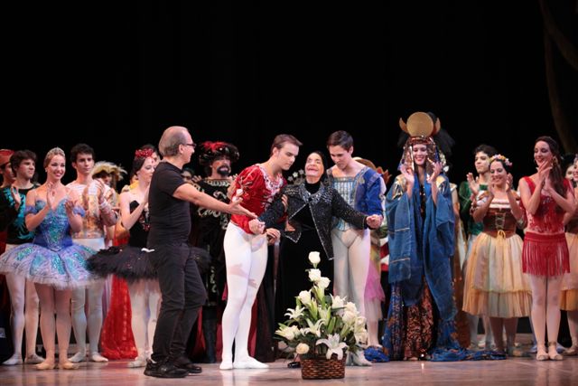 Alicia alonso rodeada por los bailarines del BNC al final del espectáculo reaalizado en su honor en el Teatro Nacional. Foto: Nancy Reyes.