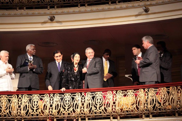 Alicia Alonso junto al presidente de la Nación, Raúl Castro, en la ceremonia de inauguración del teatro que ahora lleva su nombre. Foto: Nancy Reyes.