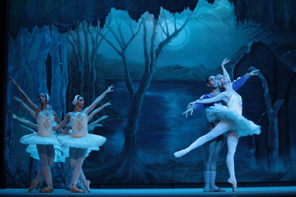 "Lago de los cisnes", a cargo del Ballet Nacional de Cuba  subió a escena en la Sala principal Federico García  Lorca. Foto: Nancy Reyes.