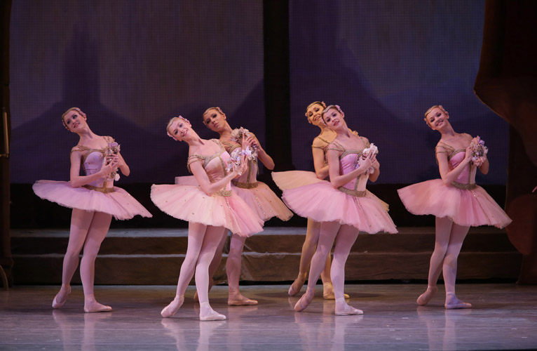 El Mariinsky Ballet regresa a Washington DC con "Raymonda", una de las grandes joyas de Marius Petipa. Foto: Natasha Razina. Gentileza JFKC.