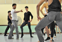 Carlos Acosta ensaya con su compañía, Acosta Danza, a pocos días de presentarse por primera vez en escena. Foto: Yuris Nórido. Gentileza AC.
