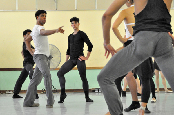 Carlos Acosta ensaya con su compañía, Acosta Danza, a pocos días de presentarse por primera vez en escena. Foto: Yuris Nórido. Gentileza AC.