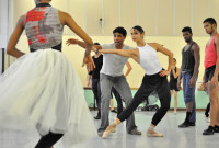 A través de su director, Acosta Danza busca explorar las tendencias contemporáneas con el empleo de las puntas del ballet, pero con un estilo diferente y personal. Foto: Yuris Nórido. Gentileza AC.