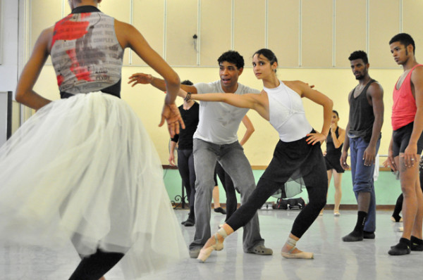 A través de su director, Acosta Danza busca explorar las tendencias contemporáneas con el empleo de las puntas del ballet, pero con un estilo diferente y personal. Foto: Yuris Nórido. Gentileza AC.