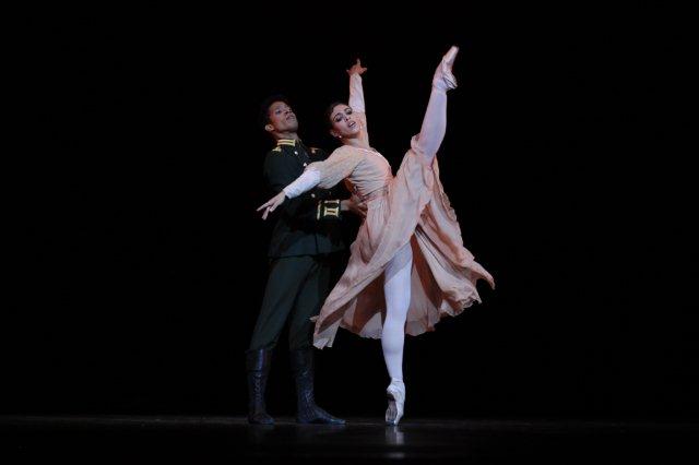 El dúo de Kenneth MacMillan, "Winter Dreams", interpretado por Acosta Danza en Cuba. Foto: Nancy Reyes. Gentileza NR.