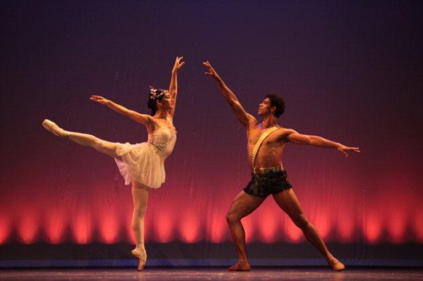 Carlos Acosta y la joven bailarina Laura Rodríguez, en "Diana y Acteón", marcaron un hito en esta primera presentación de Acosta Danza. Foto: Nancy Reyes. Gentileza NR.