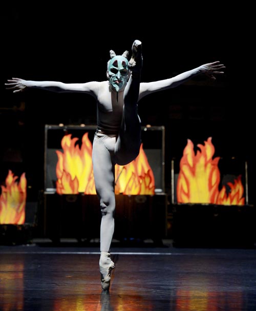 Alicia Amatriain como el Diablo en "La historia del soldado" de Demis Volpis. Foto: Stuttgart Ballet.