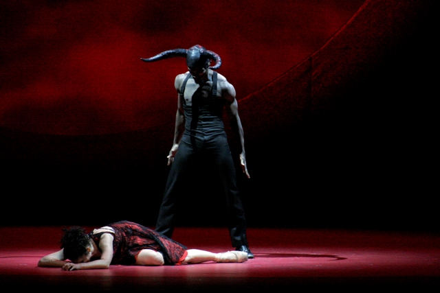 "Fauno", obra creada para el Sadler´s Wells de Londres, en 2009, por el coreógrafo Sidi Larbi Cherkaoui. Foto: Buby Bode. Gentileza BB.