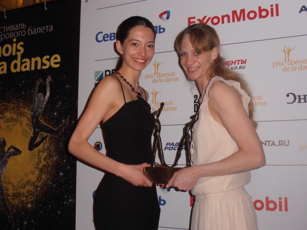 Hannah O'Neill y Alicia Amatriain compartieron el Benois a la Mejor Bailarina, en la ceremonia que tuvo lugar en el Teatro Bolshoi de Moscú, el 17 de mayo. Fotografía: gentileza de Iratxe de Arantzibia.