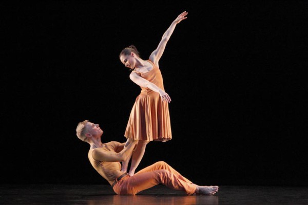 Paul Taylor Dance Company presentó en el Kennedy Center "Esplanade" (Eran Bugge y Michael Trusnovec. Foto: Paul B. Goodechica. Gentileza JFKC.