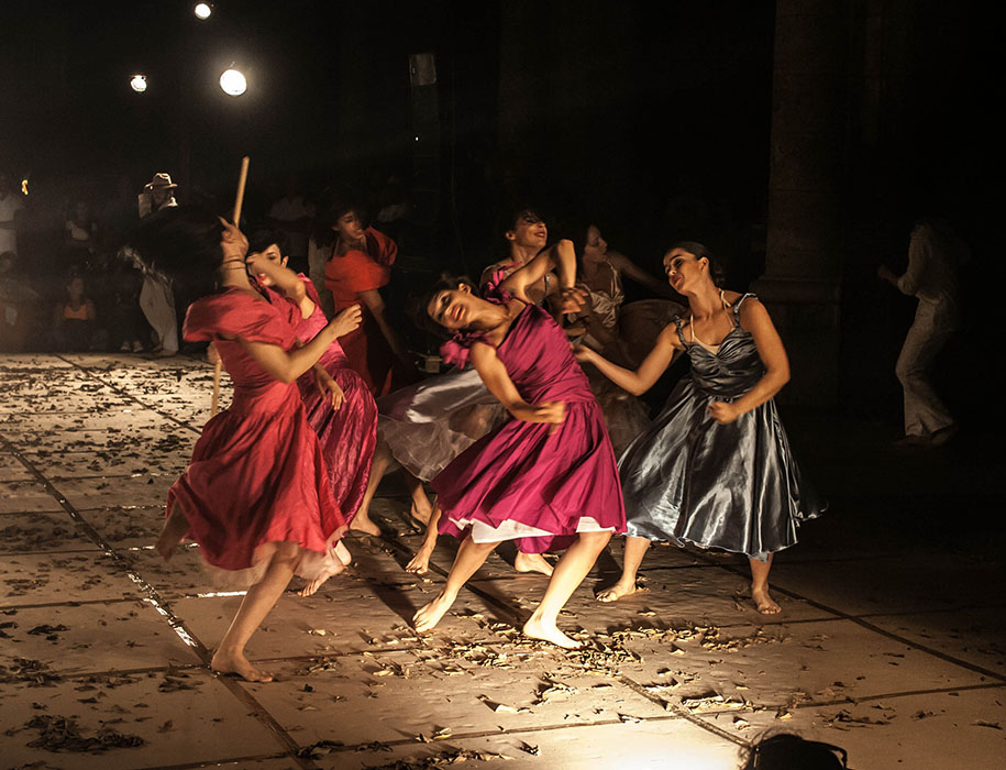 La coreógrafa Isabel Bustos, premio nacional de danza y directora de la compañía Retazos, presentó “Andares” en el XXI Festival internacional de danza en paisajes urbanos: Habana Vieja, ciudad en movimiento. Foto: Hector Yoel Drago. Gentileza HYD.