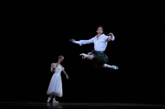 Acosta Danza presentó en su programa clásico el pas de deux de "La Sylphide", deAugust Bournonville. Foto: Nancy Reyes. Gentileza NR.