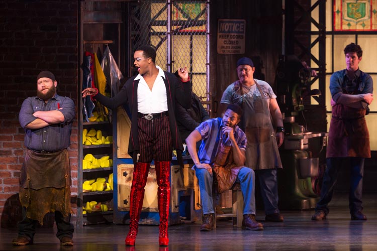 Aaron Walpole (izq.), J. Harrison Ghee (ctro), y el elenco de "Kinky Boots". Foto: Matthew Murphy. Gentileza JFKC.