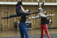 El Ballet Estable del Teatro Colón en un ensayo de “Bosque de Espejos”, de Constanza Macras, estreno mundial en “Noche Contemporánea”. Foto: Máximo Parpagnoli. Gentileza Prensa Teatro Colón.