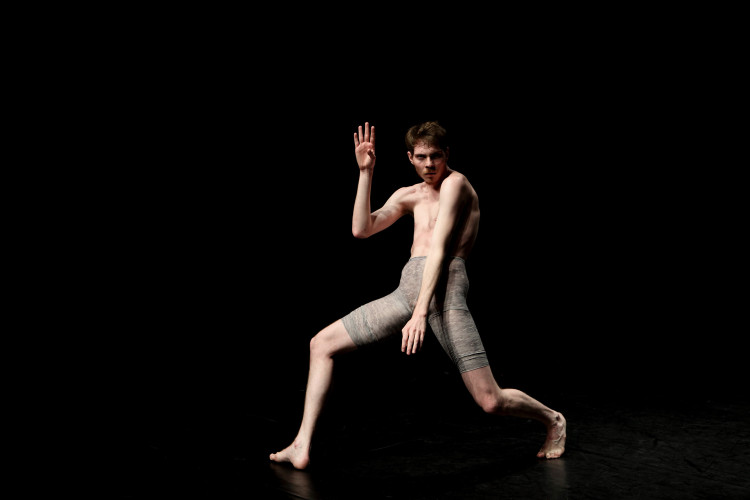 “Ciel” (2012), creado e interpretado por el multifacético bailarín-actor y coreógrafo brasileño Volmer Cordeiro. Foto: Laurent Friquet. Gentileza Mes de la cultura francesa