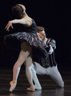 Haruhi Otani y Aitor Arrieta, "Cisne Negro". Foto José Albornoz/ Festival de Granada. 