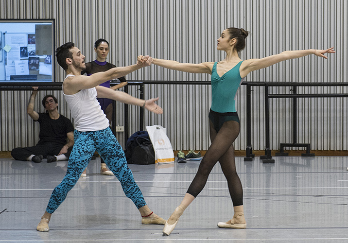 El Ballet Estable del Teatro Colón en un ensayo de “In the middle somewhat elevated”, de William Forsyte, en “Noche Contemporánea”. Foto: Máximo Parpagnoli. Gentileza Prensa Teatro Colón.