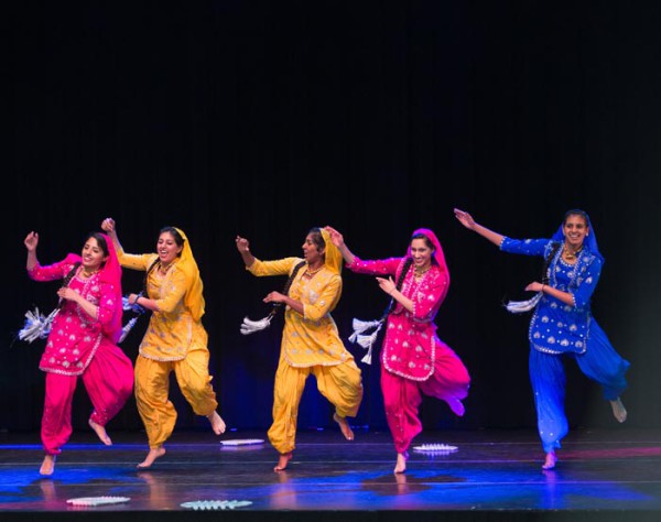 El National Dance Day convoca a D.C. Bhangra Crew, compañía dedicada a las danzas tradicionales de la India. Foto: Teresa Wood. Gentileza JFKC. 