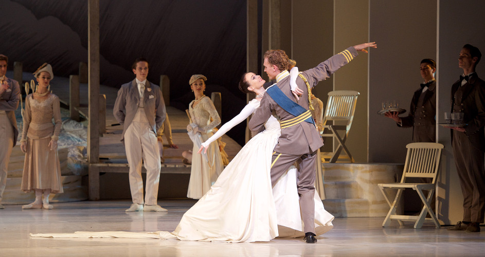 The Australian Ballet presentó en el London Coliseum una renovada versión de "El lago de los cisnes" con Amber Scott (Odette) y Adam Bull (Siegfried). Foto: Elliott Franks. Gentileza The Australian Ballet.