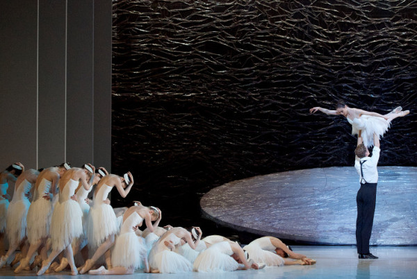 El London Coliseum acogió a The Australian Ballet con la creación de Graeme Murphy sobre el icono del ballet de “El lago de los cisnes”. Foto: Elliott Franks. Gentileza The Australian Ballet. 