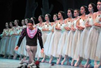 El Ballet de Camagüey presentó “Giselle” en La Habana con Yanny García en el rol de Albrecht y un cuerpo de baile de jóvenes bailarines. Foto: Buby. Gentileza BC.