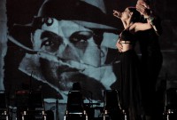 Ballet Folklórico de Antoquia con el Grupo Tierra Adentro, de Colombia, pusieron en escena “Naciste Vos”, de María Rovira, un contundente homenaje a Carlos Gardel. Foto gentileza IBFM.