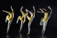 Los componentes de la compañía Hofesh Shechter interpretan “tHE bAD”, parte del tríptico "Barbarians", presentado en la Gare du Midi de Biarritz. Fotografía Gabriele Zucca, cortesía del Festival Le Temps d'Aimer la Danse.