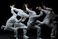 Un instante de “The barbarians in love”, ofrecido por la compañía del israelí Hofesh Shechter en la inauguración del veterano festival de danza de Biarritz. Fotografía de Gabriele Zucca, cortesía de Hofesh Shechter-Festival Le Temps de Aimer la Danse.