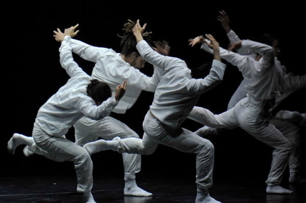 Un instante de “The barbarians in love”, ofrecido por la compañía del israelí Hofesh Shechter en la inauguración del veterano festival de danza de Biarritz. Fotografía de Gabriele Zucca, cortesía de Hofesh Shechter-Festival Le Temps de Aimer la Danse.