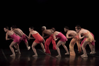 “Incomitable Waltz”, obra para ocho bailarines concebida por la canadiense Aszure Barton para la compañía Malpaso. Foto gentileza Malpaso.