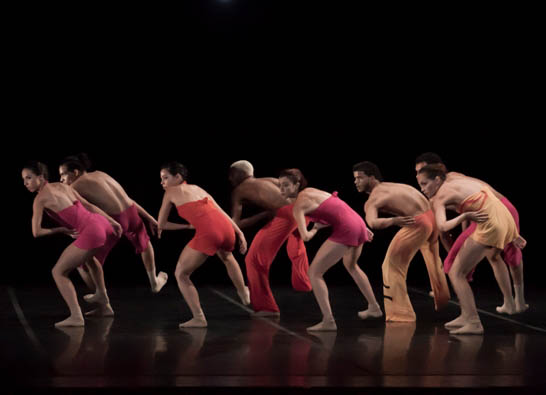 “Incomitable Waltz”, obra para ocho bailarines concebida por la canadiense Aszure Barton para la compañía Malpaso. Foto gentileza Malpaso.