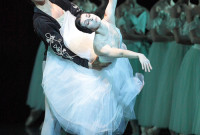 Natalia Osipova (Giselle) y Sergei Polunin (Albrecht), abrieron la temporada del Ballet del Estado de Baviera como bailarines invitados. Foto: © Wilfried Hösl. Gentileza Ballet del Estado de Baviera.