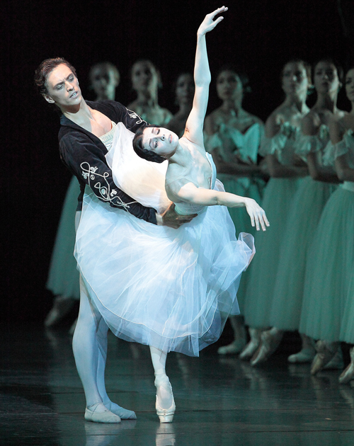 Natalia Osipova (Giselle) y Sergei Polunin (Albrecht), abrieron la temporada del Ballet del Estado de Baviera como bailarines invitados. Foto: © Wilfried Hösl. Gentileza Ballet del Estado de Baviera.