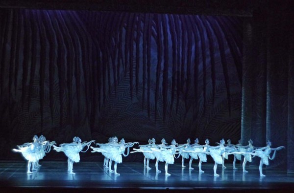 El acto de las sombras de "La Bayadera" del Ballet del Estado de Baviera muestra un cuerpo de baile sólido y parejo. Foto: Charles Tandy. Gentileza BS.