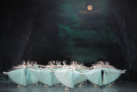 Con un cuerpo de baile, totalmente renovado, el flamante director del Ballett del Estado de Baviera, Igor Zelensky, abri´´o la temporada con "Giselle". Foto: © Wilfried Hösl. Gentileza Ballet del Estado de Baviera.