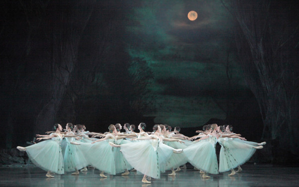 Con un cuerpo de baile, totalmente renovado, el flamante director del Ballett del Estado de Baviera, Igor Zelensky, abri´´o la temporada con "Giselle". Foto: © Wilfried Hösl. Gentileza Ballet del Estado de Baviera.