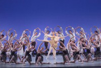 Natalia Magnicaballi y Michael Cook (ctro.) en "Gounod Symphony", de George Balanchine, y el Suzanne Farrell Ballet en el Kennedy Center. Foto: Paul Kolnik. GentilezaJFKC.