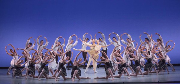 Natalia Magnicaballi y Michael Cook (ctro.) en "Gounod Symphony", de George Balanchine, y el Suzanne Farrell Ballet en el Kennedy Center. Foto: Paul Kolnik. GentilezaJFKC.