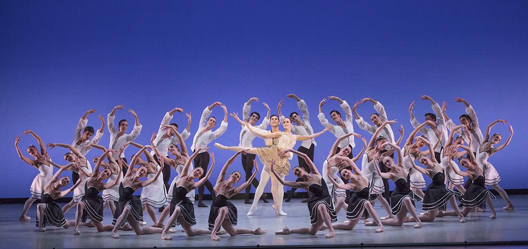 Natalia Magnicaballi y Michael Cook (ctro.) en "Gounod Symphony", de George Balanchine, y el Suzanne Farrell Ballet en el Kennedy Center. Foto: Paul Kolnik. GentilezaJFKC.