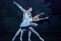 Patric Palkens, bailarín principal, y la solista Maizyalet Velazquez del Cincinnati Ballet en "Cascanueces", cubren los roles del rey y reina de las nieves respectivamente. Foto: Peter Mueller. Gentileza JFKC.