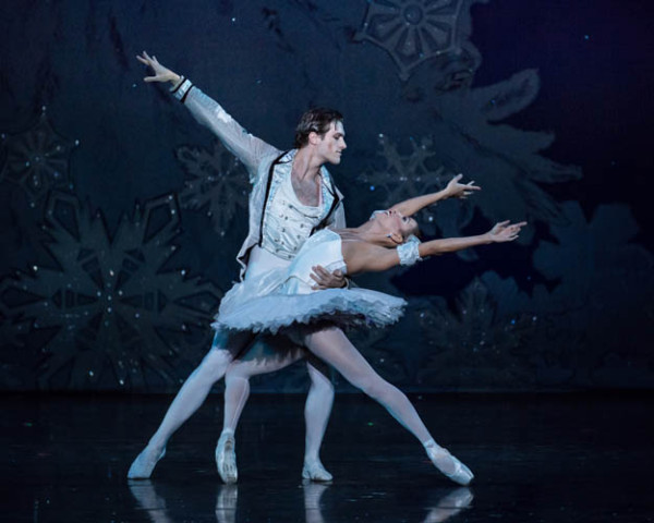 Patric Palkens, bailarín principal, y la solista Maizyalet Velazquez del Cincinnati Ballet en "Cascanueces", cubren los roles del rey y reina de las nieves respectivamente. Foto: Peter Mueller. Gentileza JFKC.