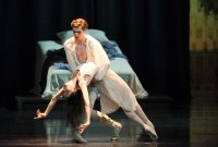 Maria Shirinkina y Vladimir Shklyarov, primeros bailarines del Ballet de Baviera, en el Teatro Nacional interpretaron "Romeo y Julieta". Foto: Wilfried Hösl. Gentileza del BB.