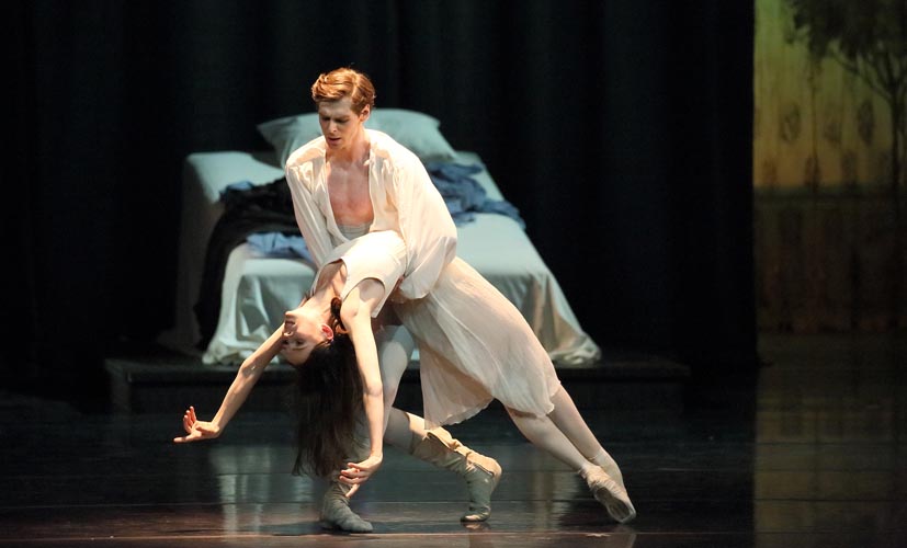 Maria Shirinkina y Vladimir Shklyarov, primeros bailarines del Ballet de Baviera, en el Teatro Nacional interpretaron "Romeo y Julieta". Foto: Wilfried Hösl. Gentileza del BB.