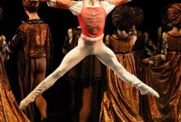 Jonah Cook, como Mercutio, en "Romeo y Julieta", presentada por la compañía que dirige Igos Zelensky en el Teatro Nacional. . Foto: Wilfried Hösl. Gentileza del BB.