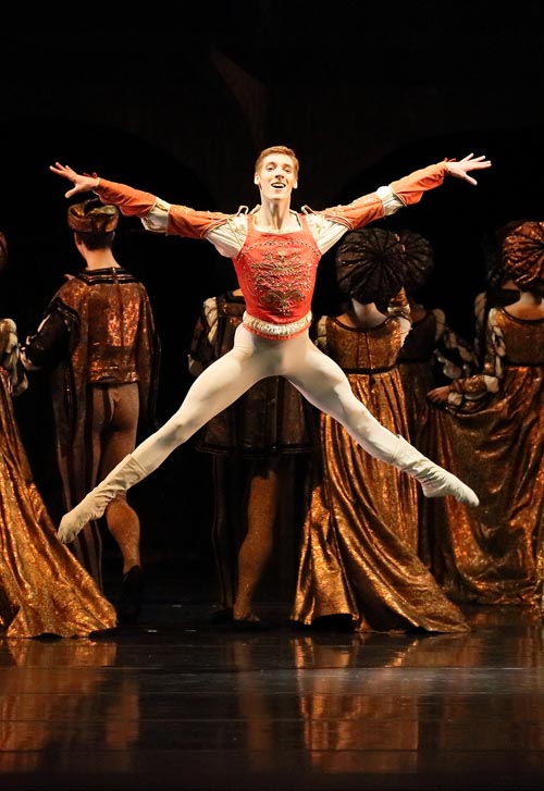 Jonah Cook, como Mercutio, en "Romeo y Julieta", presentada por la compañía que dirige Igos Zelensky en el Teatro Nacional. . Foto: Wilfried Hösl. Gentileza del BB.