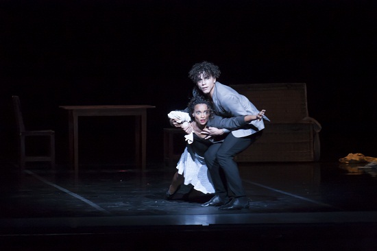 Estreno en Cuba de “Derrumbe”, dúo de Miguel Altunaga con bailarines de Acosta Danza, en la Sala García-Lorca del Gran Teatro de la Habana Alicia Alonso. Foto: Buby. Gentileza AD. 