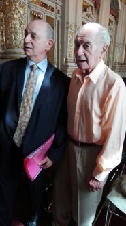 Mauricio Wainrot (izq.) y Kive Staiff, luego de la ceremonia en el Teatro Colón de Buenos Aires. Foto gentileza MC.