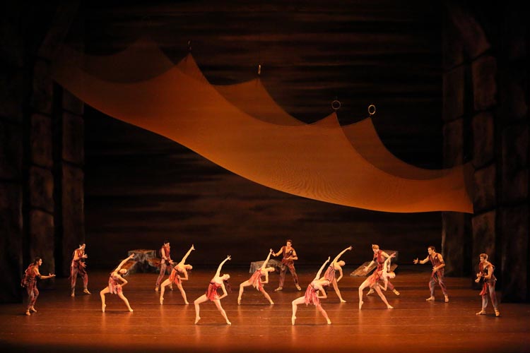 El cuerpo de baile del Ballet del Estados de Baviera mostró un alto nivel técnico y gran entrega. Foto: Wilfried Hösl. Gentileza del BB.